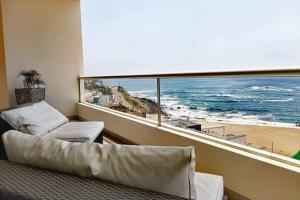 Habitación con balcón con vistas al océano. en Espacio Luxury Apartaments Frente al Mar- Playa Señoritas, Punta Hermosa, en Lima