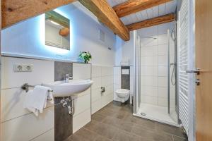 W łazience znajduje się umywalka i prysznic. w obiekcie Hotel-Gasthof Bub w mieście Zirndorf