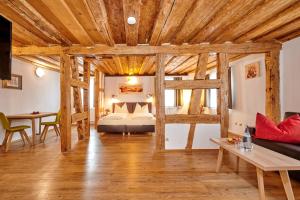ツィルンドルフにあるHotel-Gasthof Bubのベッドとテーブル付きの広い客室です。