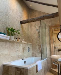 y baño con bañera y ducha. en The Garden Suite en Harrogate
