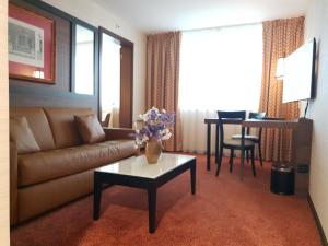 Uma área de estar em Nash Suites Airport Hotel