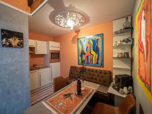 a living room with a table and a kitchen at Kunst im Loft in Seeon-Seebruck
