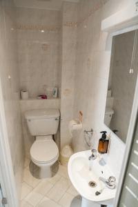 Bathroom sa Kingsway Guesthouse - A selection of Single, Double and Family Rooms in a Central Location