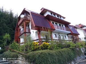 una casa con paneles solares encima en Apartament Aurora Kletno en Stronie Śląskie