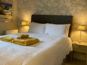 A bed or beds in a room at Treveighan Farmhouse