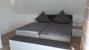 WesterdeichstrichにあるFerienwohnung Goden-Windのベッドルーム1室(ナイトスタンド付きのベッド1台、ベッドサイドサイドサイドサイドサイドサイドサイドサイドサイドサイドサイドサイドサイドサイドサイドサイドサイドサイドサイドサイドサイドサイドサイドサイドサイドサイドサイドサイドサイドサイドサイドサイドサイドサイドサイドサイドサイドサイドサイドサイドサイドサイドサイドサイドサイドサイドサイドサイドサイドサイドサイドサイドサイドサイドサイドサイドサイドサイドサイドサイドサイドサイドサイドサイドサイドサイドサイドサイドサイドサイドサイドサイドサイドサイドサイド付きベッド付きベッド付きベッド付きベッド付きベッド付きベッド付きベッド付きベッド)