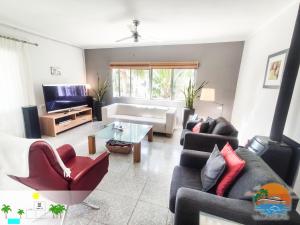 Televízia a/alebo spoločenská miestnosť v ubytovaní Villa Delfin, 3 tolle Apartements für je 4 bis 6 Personen - in L Alfàs del Pi