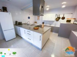 Kuchyňa alebo kuchynka v ubytovaní Villa Delfin, 3 tolle Apartements für je 4 bis 6 Personen - in L Alfàs del Pi + 11 fotografií
