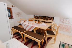 a dining room with a table and chairs at Gáll vendégház in Lăzarea