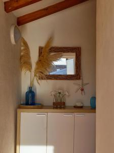 ein Zimmer mit einem Spiegel und einem weißen Schrank in der Unterkunft Appartement avec piscine vue mer et montagne in San-Nicolao + 39 Fotos