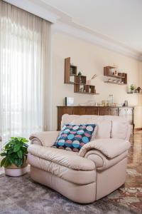- un salon avec un canapé et une table dans l'établissement Il Giusto bedandbreakfast, à Lecce