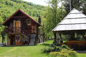 mały domek i altana na dziedzińcu w obiekcie Ethno Village Štitarica w mieście Mojkovac