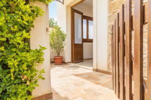 un patio interior de una casa con puerta y plantas en Casa Amelia sul Mare, en Santa Maria Navarrese