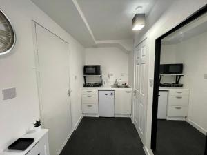 A kitchen or kitchenette at Wisteria Studio