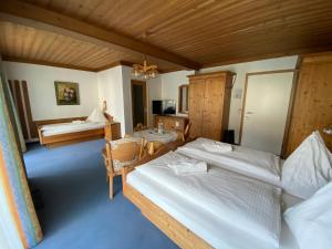 מיטה או מיטות בחדר ב-Pension Steinbacher