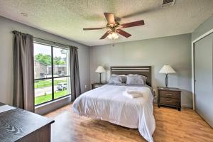 a bedroom with a bed and a ceiling fan at Baton Rouge Condo Less Than 3 Mi to Tiger Stadium! in Baton Rouge
