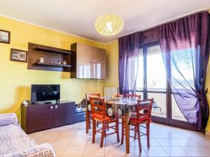 eine Küche und ein Esszimmer mit einem Tisch und Stühlen in der Unterkunft MYHOUSE INN LEUMANN - Affitti Brevi Italia in Collegno