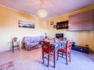 eine Küche mit einem Tisch, Stühlen und einem Sofa in der Unterkunft MYHOUSE INN LEUMANN - Affitti Brevi Italia in Collegno