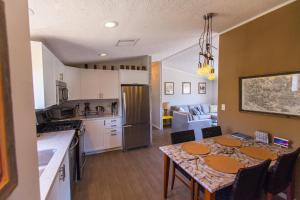 Dapur atau dapur kecil di @ Marbella Lane - 10 Acres Oasis Desert Retreat!