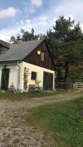 a house with a barn with a window at Idyllische kleine Ferienwohnung in Obdach
