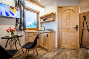 Kuchyňa alebo kuchynka v ubytovaní Biały Miś Apartamenty Art & Design