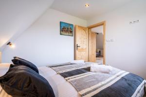 Posteľ alebo postele v izbe v ubytovaní Biały Miś Apartamenty Art & Design