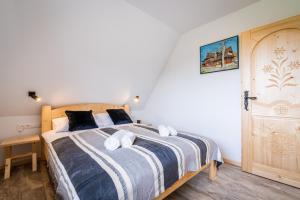 Posteľ alebo postele v izbe v ubytovaní Biały Miś Apartamenty Art & Design