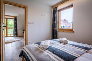 Posteľ alebo postele v izbe v ubytovaní Biały Miś Apartamenty Art & Design