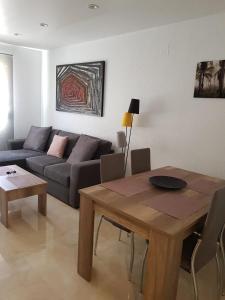 uma sala de estar com um sofá e uma mesa em HR PARADISE PARQUE RESIDENCIAL em Benidorm