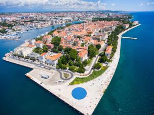 una vista aérea de una isla en el agua en Green lighthouse rooms, en Zadar