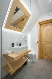 Kúpeľňa v ubytovaní Biały Miś Apartamenty Art & Design + 37 fotografií