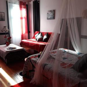 uma sala de estar com uma cama com uma rede em AL- Almada 4 no Porto