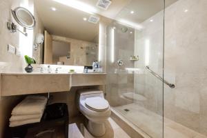 W łazience znajduje się toaleta, umywalka i prysznic. w obiekcie Hotel Intercontinental Medellín, an IHG Hotel w mieście Medellín