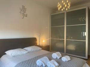 1 dormitorio con 2 camas y toallas. en TEJO HOUSE RIVER Lisbon (Cacilhas) en Almada
