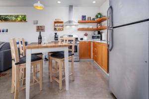 Una cocina o cocineta en Under The Cedars Guesthouse