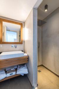 Um banheiro em O Lofos Luxury Boutique Suites