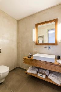 Um banheiro em O Lofos Luxury Boutique Suites