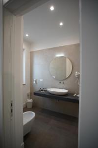 A bathroom at Palazzo Bibbi - Rooms to Live