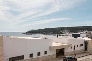 - un bâtiment blanc avec vue sur l'océan dans l'établissement Amazing Sesimbra Duplex close to the beach by Trip2Portugal, à Sesimbra