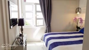 a bedroom with a bed and a window at Apartament Malibu Blue in Adeje