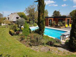 a house with a swimming pool in a yard at LA GRIOTTE 2 & Spa&Piscine in Pennedepie