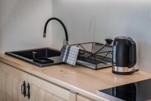 Kuchyňa alebo kuchynka v ubytovaní Biały Miś Apartamenty Art & Design