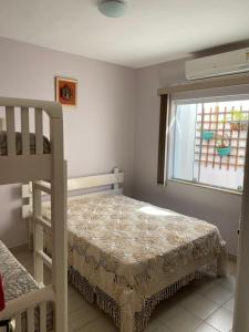 a bedroom with a bunk bed and a window at CASA FAMILIAR “SANTA PAZ” in Aparecida