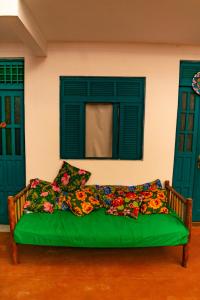 een bed met kleurrijke kussens in een kamer bij Maré Mansa Pousada e Hostel in Itacaré