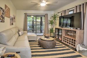 uma sala de estar com um sofá branco e uma televisão em Pet-Friendly Hideaway in North Myrtle Beach! em Myrtle Beach
