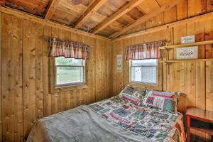 Posteľ alebo postele v izbe v ubytovaní Rustic River View Cabin with Fire Pit, Games and Grill