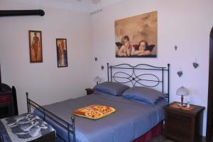 ein Schlafzimmer mit einem Bett und einem Wandgemälde in der Unterkunft La casa di Enzo in Lequio Tanaro
