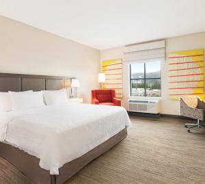 Postel nebo postele na pokoji v ubytování Snoqualmie Inn by Hotel America