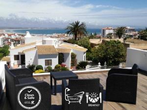 d'un balcon avec des chaises et une vue sur la ville. dans l'établissement Sensations Guesthouse, à Lagos