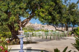 a picnic table in front of a palm tree at Baglio Genovesi in Noto